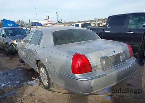 2010 Lincoln Town Car Signature Limited from USA, damaged, VIN 2LNBL8CVXAX750378